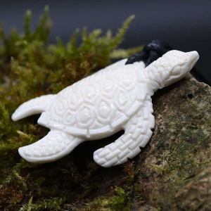 Pandantiv alb sculptat manual din os de bivol Broasca Testoasa Marina 5 cm