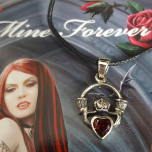 Pandantiv argint pentru indragostiti Red Claddagh 2cm