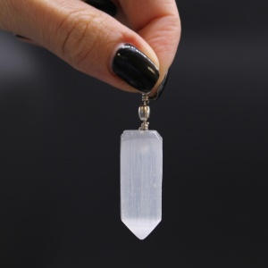 Pandantiv in forma de obelisc din Selenit, talisman pentru Purificare 5cm - Img 3