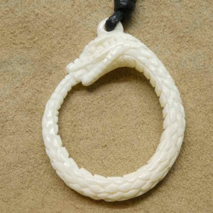 Pandantiv sculptat manual din os Ouroborus, 4cm - Img 2