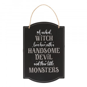 Placuta decorativa Wicked Witch Family  Aceasta placuta este o decoratiune perfecta pentru casa unei Vrajitoare. 