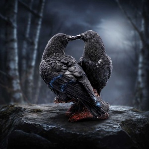 Statueta Corbi Midnight Kiss – decor gotic si fantasy, 13.9 cm - Img 7