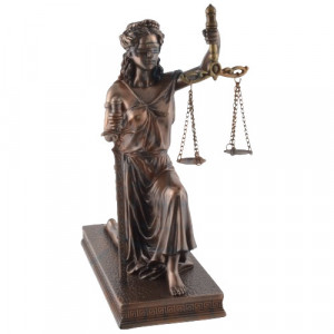 Statueta Justita, Este realizata cu mare atentie la detalii din rasina si pictata manual.  Dimensiune:8x13x17cm