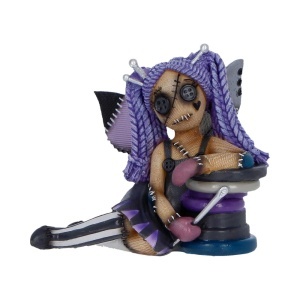 Statueta papusa Voodoo Violette Hexpin din colectia The Stitchlings – decor gotic fantasy , 9 cm