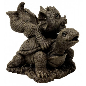 statueta dragonas jucandu-se cu o broscuta testoasa