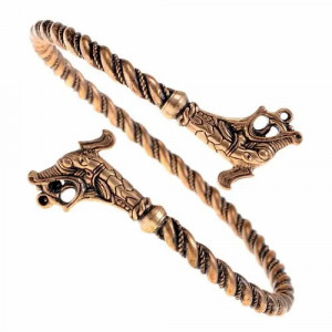 Aceasta bratara in stilul epocii vikingilor are un cap de dragon la fiecare capat , care a fost modelat dupa capul de dragon de pe acul Haithabu pentru halat . Este realizata din mai multe fire de bronz.