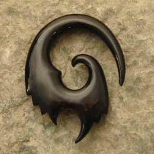 Cercel flesh sculptat manual din corn de bivol Garuda 4 mm