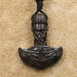 Pandantiv sculptat manual din corn Ciocanul lui Thor 3.5cm