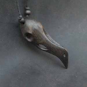 Pandantiv sculptat manual din lemn Craniu de corb 7.5 cm