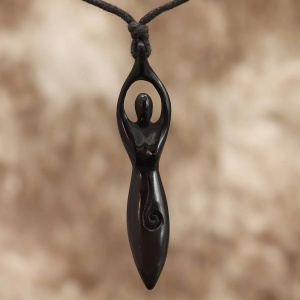Pandantiv sculptat manual din os Zeita Lunii - negru 7cm
