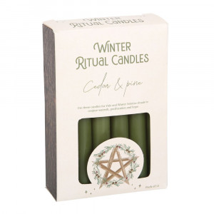 Un set de 12 lumanari Winter Ritual cu parfum de Cedru si Pin. Folositi aceste lumanari pentru ritualurile de Solstitiul de iarna, sarbatoarea antica pagana cunoscuta pentru traditiile si ritualurile care celebreaza natura, renasterea, transformarea si se