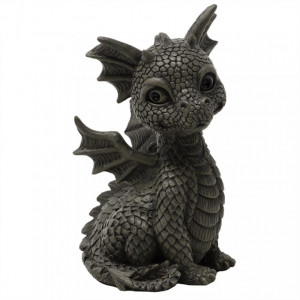 statueta de culoare gri cu un dragon inaripat