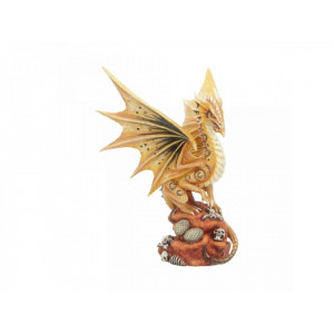 Dragon auriu stand pe un pedestal decorat cu cranii si oua de dragon