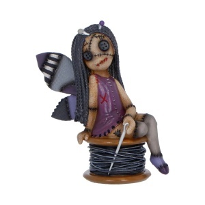 Statueta papusa Voodoo Stitchy Belle din colectia The Stitchlings – decor gotic fantasy , 11.4 cm