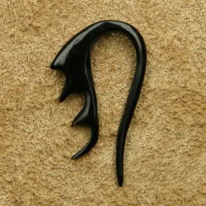 Cercel flesh sculptat manual din corn de bivol Carlig Tribal, grosime 3.5 mm