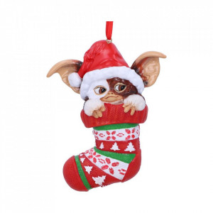 Decoratiune cu agatatoare din rasina in forma de Gimzo din Gremlins, de culoare alb cu maro, ce sta intr-o soseta de Craciun de culoare verde, rosu si alb si are o caciula de Mos Craciun pe cap de culoare alb cu rosu, iar dimensiunea este de 12 cm, Nemesi