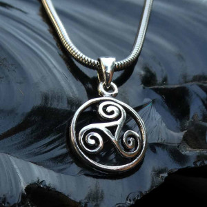Pandantiv argint tip disc Triskelion celtic 2.2 cm, protectie si evolutie  - Img 2