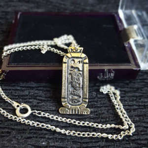 Pandantiv cu lantisor Amuletele Egiptului antic - Cartusul pentru iubire al Cleopatrei, placat cu argint, 3.4 cm