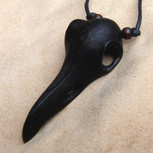 Pandantiv sculptat manual din lemn Craniu de corb 7.5 cm - Img 2