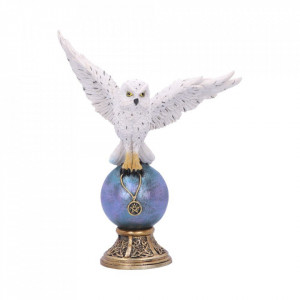 Statueta din rasina in forma de bufnita cu aripile deschise, de culoare alba, ce sta pe un glob de culoare albastra cu suport auriu, iar dimensiunea este de 23,5 cm, 