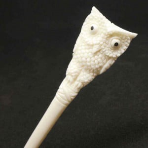 Accesoriu pentru par sculptat manual din os Bufnita