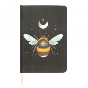 Pastreaza notite, obiective si visele in siguranta in acest caiet uimitor cu coperti cartonate.O albina mistica este  accentuata de marginile paginilor din folie aurie si de un semn cu panglica.