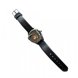 Ceas de mana pentru barbati Gheara 3.6 cm. Un ceas de mana gotic, pentru barbati. Cureaua este din piele ecologica. Design modern urban cu un strop de fantastic