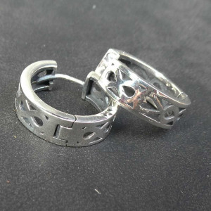 Cercei tip creola din argint Model decupat  Sunt decorati cu balama, care permite inchiderea si deschiderea usoara a creolei. Cerceii sunt din argint 925. Creola pliabila are decoratiuni frumoase in lateral Material: argint 925 Ø exterior: 18mm Ø Interior