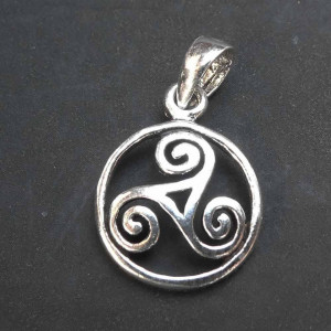 Pandantiv argint tip disc Triskelion celtic 2.2 cm, protectie si evolutie