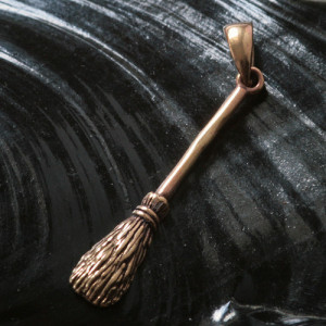 Pandantiv bronz Matura vrajitoarei 4cm