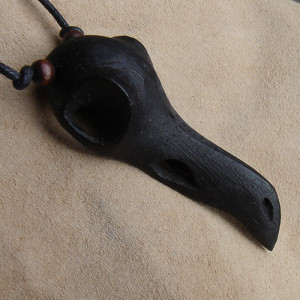 Pandantiv sculptat manual din lemn Craniu de corb 7.5 cm - Img 3