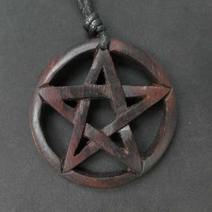 Pandantiv sculptat manual din lemn Pentagrama pe cerc 4 cm - Img 1