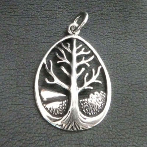 Pandantiv talisman din argint in forma ovala de frunza si model cu Copacul Vietii Taramul Sacru pentu protectie si echilibru, cu dimensiunea de 4 cm.