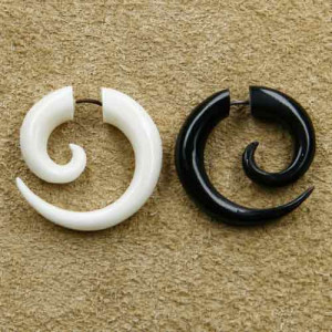 Cercel piercing fals sculptat manual din corn de bivol Spirala 3 cm - Img 2