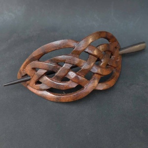 Clama de par sculptata manual din lemn, inchidere cu ac, Nod Celtic 11 cm - Img 2