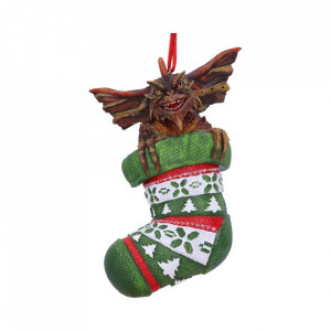Decoratiune cu agatatoare din rasina in forma de Mohawk din Gremlin de culoare maro, ce sta intr-o soseta de craciun de culoare verde cu alb si rosu, si dimensiunea de 12 cm, Nemesis Now.