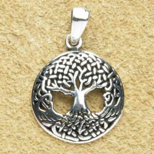 Pandantiv talisman din argint in forma de cerc si model cu Copacul Vietii creat in stil celtic, de culoare argintie si dimensiune de 2,8 cm.