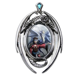Pandantiv cu dragon si cristal albastru, Enchanted Cameos - Priveste Spre Est, 6.1 cm
