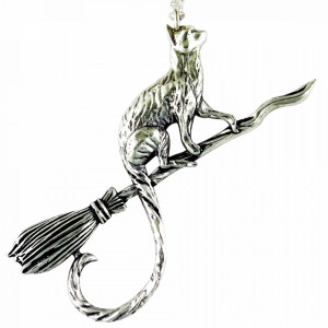 Pandantiv cu lantisor Witches Familiars - Pisicuta pe Matura, placat cu argint, talisman pentru independenta, 6 cm