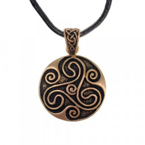 Acest pandantiv cu motiv celtic triskelion este inspirat de modele din epoca celtica si este un accesoriu atractiv pentru imbracamintea istorica, precum si bijuterii atragatoare pentru viata de zi cu zi.Are dimensiuni de 2,2 cm  Pandantivul este fabricat 