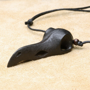 Pandantiv sculptat manual din lemn Craniu de corb 7.5 cm - Img 4