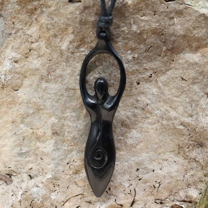 Pandantiv sculptat manual din os Zeita Lunii - negru 7cm - Img 2