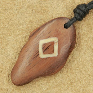 Pandantiv talisman din lemn cu runa Ingwaz 4cm