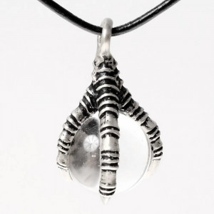 Acest pandantiv neobisnuit este conceput sub forma unei gheare de pasare sau de dragon care inconjoara o mica minge de sticla. Pandantivul "Gheara Dragonului" are o bila de sticla de 1.8 cm, decorul este din bronz placat cu argint .  Dimensiuni: 3.8 x 2.4