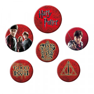 Set 6 insigne licenta Harry Potter  Gasiti-l pe Harry, Ron, Hermione si cele mai faimoase embleme ale sagai Harry Potter in acest set de insigne Harry Potter!  Dimensiune: 4 insigne de 2,5 cm diametru, 2 insigne de 3,2 cm diametru