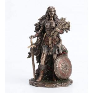 Statueta zeita Sif 22 cm Sif este o zeita din mitologia nordica, recunoscuta pentru frumusetea si parul ei de aur. Ea este sotia lui Thor, zeul tunetului si protectorul Asgardului. Sif este asociata cu fertilitatea si agricultura, fiind considerata o zeit