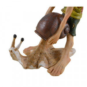 Statueta din rasina reprezentand un spiridus Pixie care incearca sa fure cochilia unui melc, dimensiune: 9x7x13cm