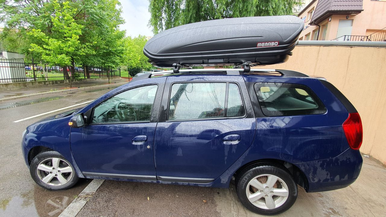 Dacia Logan MCV II cu bare transversale Menabo Brio si cutie portbagaj Menabo Marathon Dark 460