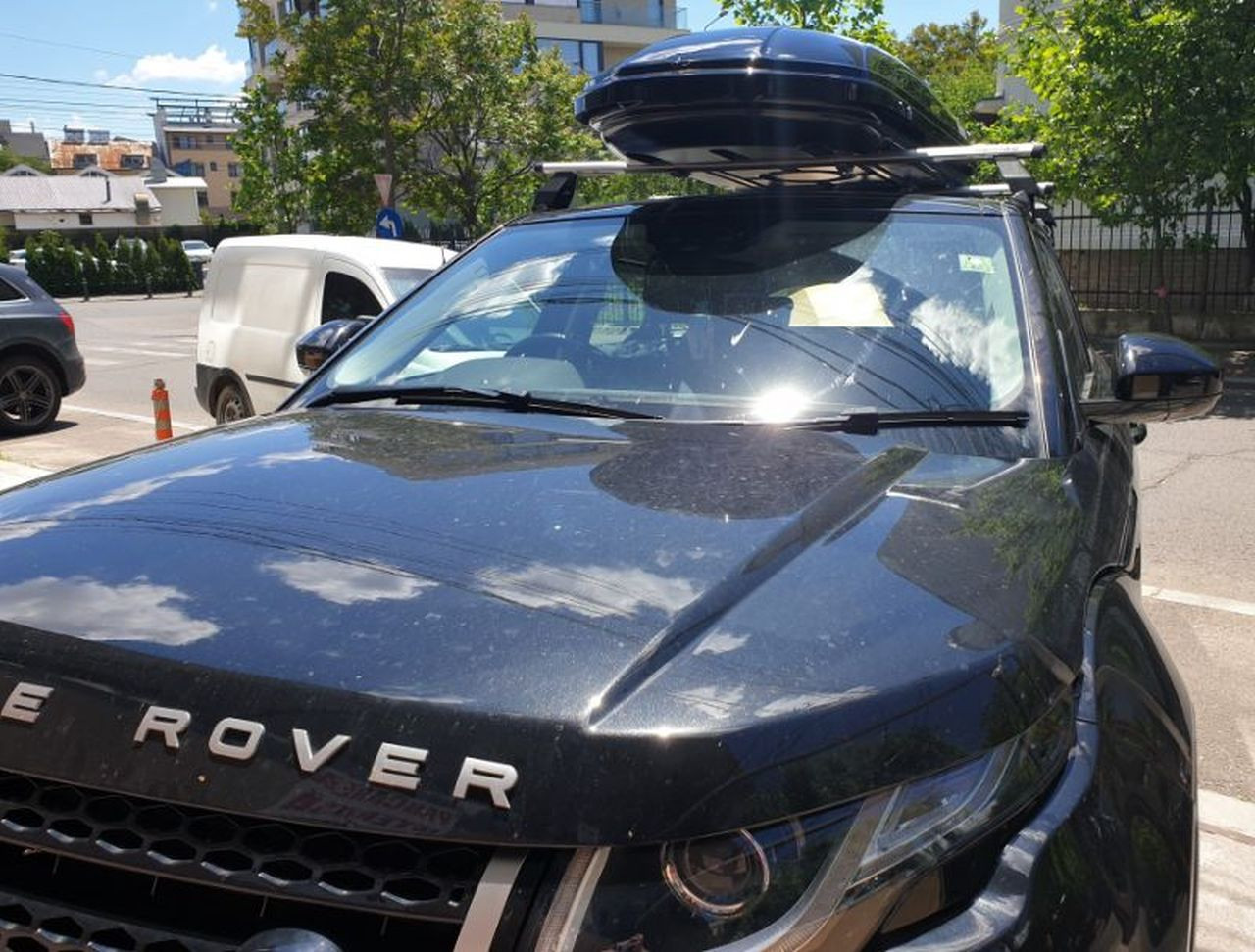 Range Rover Evoque L538 cu bare Menabo Tema Aluminiu si cutie portbagaj Menabo Mania 460