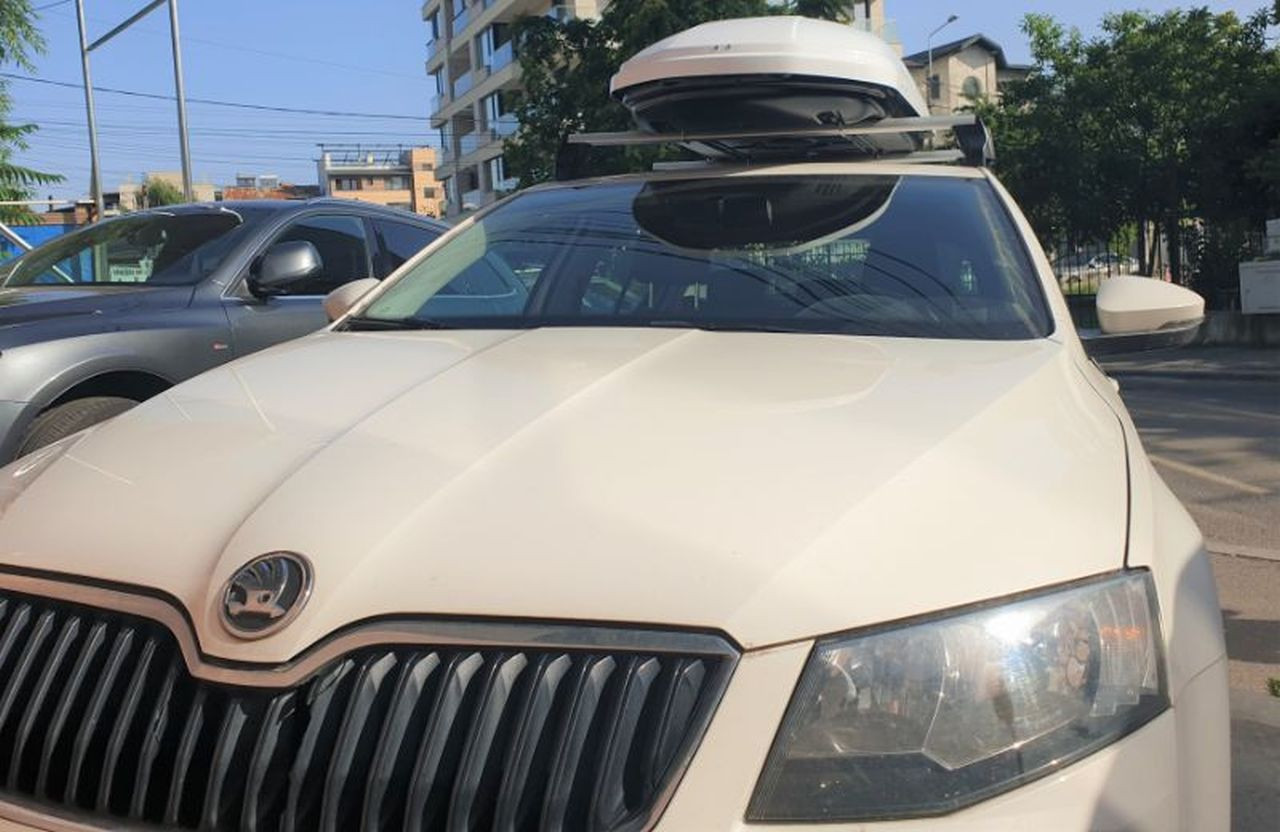 Skoda Octavia III (5E) cu cutie portbagaj Menabo Mania alba pe bare transversale